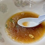 いぶき - 元祖いぶきのラーメン、冷えるとスープ表面の脂が固まってきます。なのにクドいどころがさっぱり頂ける脅威のスープ。