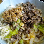 Yamano Udonya - 忘れられていた納豆も加わって、肉ぶっかけうどん納豆和えの完成ですっ！