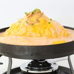 熱々鉄板焼き！ツナと明太子の濃厚クリームソースオムライス 1,630円（税込 1,793円）