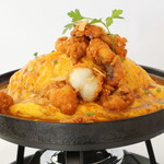 【熱々・スタミナ】タコ唐揚とローストガーリックソースのオムライス 1,650円（税込 1,815円）