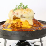 熱々鉄板！トマトチーズハンバーグのデミグラスオムライス 1,850円（税込 2,035円）