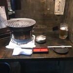 初代吉田 - スペース十分、間仕切りもある。