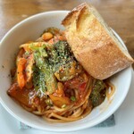 ◎チキンと夏野菜のスパイストマトソーススパゲッティ