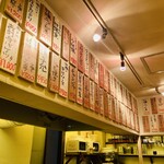 広島牡蠣処 バケツ - 席数
カウンター６席
テーブル席3名席✖️3、6名席✖️1
くっつけて12名席とかできます。
大画面テレビもあるので、スポーツ観戦等しながら食事する事も可能です。