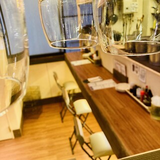 カウンター6席。椅子が低いと感じられる方は立ち飲みもできます。