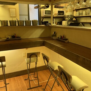 カウンター6席。椅子が低いと感じられる方は立ち飲みもできます。