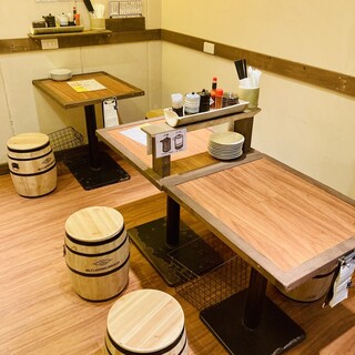 2名テーブルが3つ
4名テーブルが1つございます。
