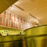 広島牡蠣処 バケツ - 席数
カウンター６席
テーブル席3名席✖️3、6名席✖️1
くっつけて12名席とかできます。
大画面テレビもあるので、スポーツ観戦等しながら食事する事も可能です。