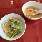 ニュータージマハール - サービスのサラダとスープ（謎ドレッシングではない）