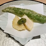 京橋 天冨良と鮨 いしい - 帆立(春菊の味噌)、万願寺とうがらし