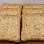 ブランジェリー ラ・フォンティヌ・ドゥ・ルルド - パン・ドゥ・ミー全粒粉（カット）