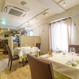 フランスの小さなお家にいるような、綺麗で落ち着きのある店内