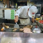 今屋のハンバーガー - 今崎さんが焼いてるとこ