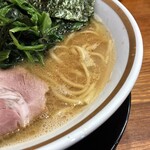 横浜家系ラーメン 三郷家 - マイルドだけど豚骨感強めのスープ。