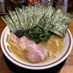 横浜家系ラーメン 三郷家 - ラーメン900円硬め濃いめ多め。海苔増し100円。