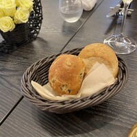 ラ シュセット - ブラックオリーブを練り込んだパンと全粒粉のパン
