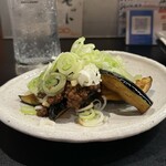 おかか。 - なすのねぎたっぷり肉みそがけ