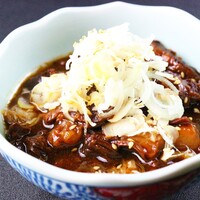 6位：にくだらけ特製もつ煮込み