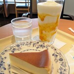ドトールコーヒーショップ - ベイクドチーズケーキ(470円)、みかんヨーグルンM(540円)