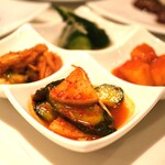 ぴょんぴょん舎 - キムチ盛り合わせ