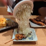 うなぎ 焼き鳥 う福三宮 さんちか味ののれん街 - 鰻串にバターくるくるかけているところっ！