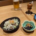 うなぎ 焼き鳥 う福三宮 さんちか味ののれん街 - お通しは、茄子の含め煮！ スピード肴に、ねぎまみれ うな肝ポン酢！