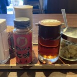 香川 一福 - 薬味　　塩　七色　出汁醤油　生姜　ごま