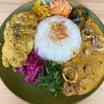 ゴロンドリーナ - カレー2種盛り（エッグマサラ・魚介のトマトココナッツ）※ご飯の量200g