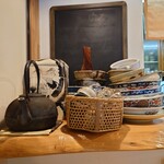 お料理ひろせ - 厨房前に三席だけのカウンター壁側、左端がお気に入りのポジション。帰り辛いけど、落ち着いて食事ができる特等席。