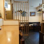 お料理ひろせ - 店内入ってすぐ右のテーブル席。