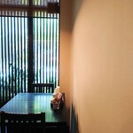 お料理ひろせ - 玄関寄りのテーブル席は、外光が入る明るい店内。奥の部屋も隣の公園花々や緑が見える、自然豊かな環境です。