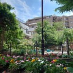 お料理ひろせ - 靴を脱いであがる店内奥のテーブル席は、こちら向きの部屋です。