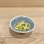 栄一 - 焼鳥丼につく香の物