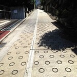 お料理ひろせ - 初台大地・北斜面の過酷さは、この滑り止め◯が物語っています。冬の路面凍結時は訪問を考えたほうが良さげです。(笑)