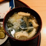 お料理ひろせ - お豆腐、ワカメ、お揚げ、葱、そして旨い出汁。