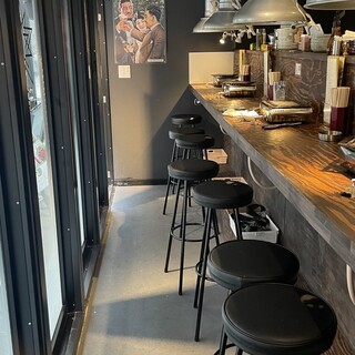 お一人様大歓迎！カウンター7席テーブル4〜6名席×2あります