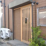 三浦屋 - 小さな営業中の札が掲げられた格子の引戸を開けると昭和な雰囲気漂う正統派の定食屋さんがお待ちかねです