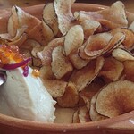 Zola + Bar Zola - ポテトチップスの付け合わせ、どことなく味噌っぽい風味