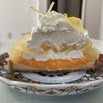 パティスリー リョーコ - 奇跡の断面。タルトが生クリームとカスタードの重みで潰れてる