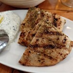 Zola + Bar Zola - ハーブで焼かれたピタのようなパンと、ディルのサワークリーム