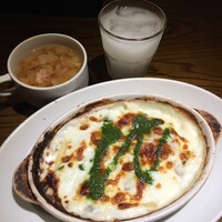 渋谷アチェーゾ - 蒸し鶏とキノコのジェノベーゼグラタン　1,000円