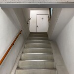 UNITY CAFE - この階段を上がると右手に入口があります