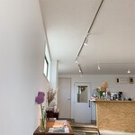 UNITY CAFE - 私の席から見た入口、レジカウンター方向