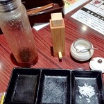 とんかつ六角箸 - 調味料たち