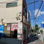 UNITY CAFE - インドアジアンレストラン＆バー  ヒマラヤの看板の上に「UNITY CAFE」の看板も見えます