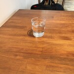 UNITY CAFE - 私が座った壁際の2人掛けテーブル