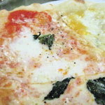 オステリア アックアインボッカ - ピザランチ1480円：ハーフ＆ハーフがうれしい