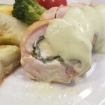 キッチン ブルー グローブ - ２つ目のガランティーヌ、チーズの回りには何かが巻いてあります