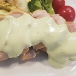 キッチン ブルー グローブ - 正面から、彩り鮮やかなソース