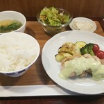 キッチン ブルー グローブ - 鶏もも肉とチーズのガランティーヌ　アボカドのソース